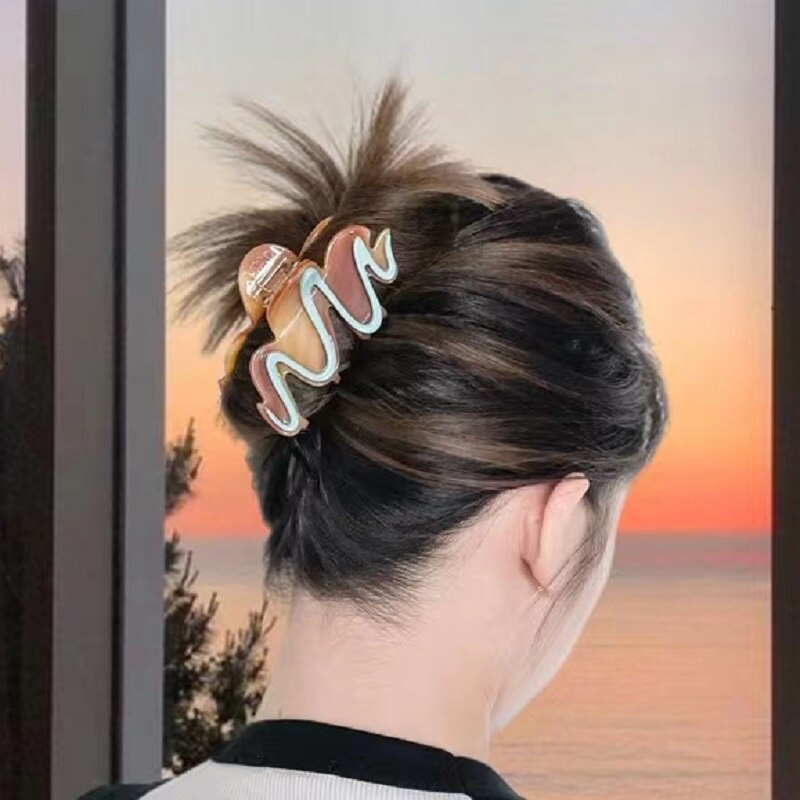 Wavy Striped Acrylic Hair Clip in Caramel