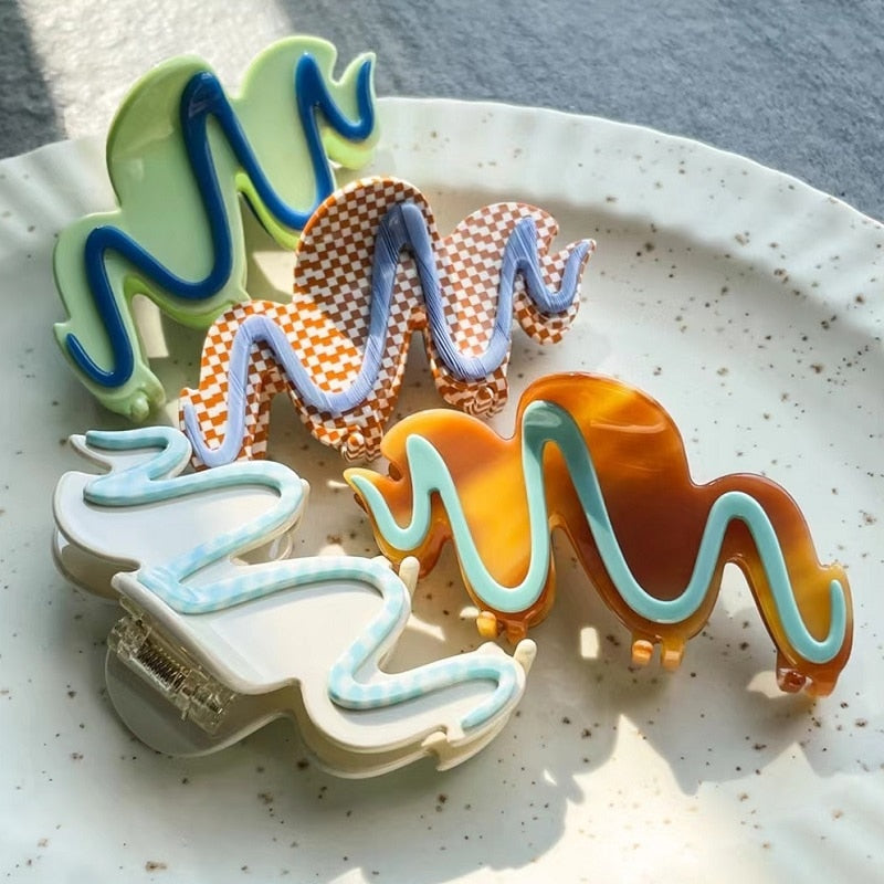 Wavy Striped Acrylic Hair Clip in Caramel